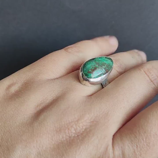Green natural chrysocolla ring with octagon textured sterling silver band. Handcrafted with sustainable materials, Size US 7 - OAK